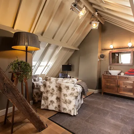 Door 10 Bed & Breakfast 4*