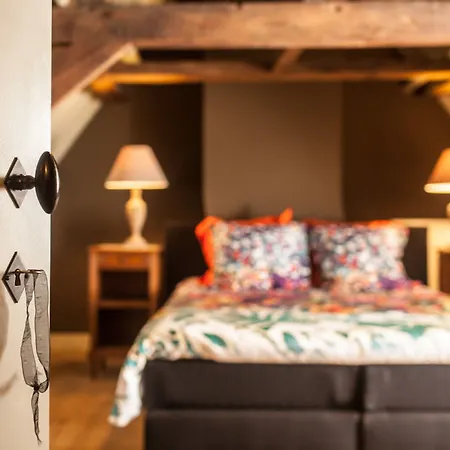 Door 10 Bed & Breakfast