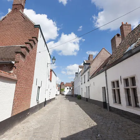 Door 10 Bed and Breakfast